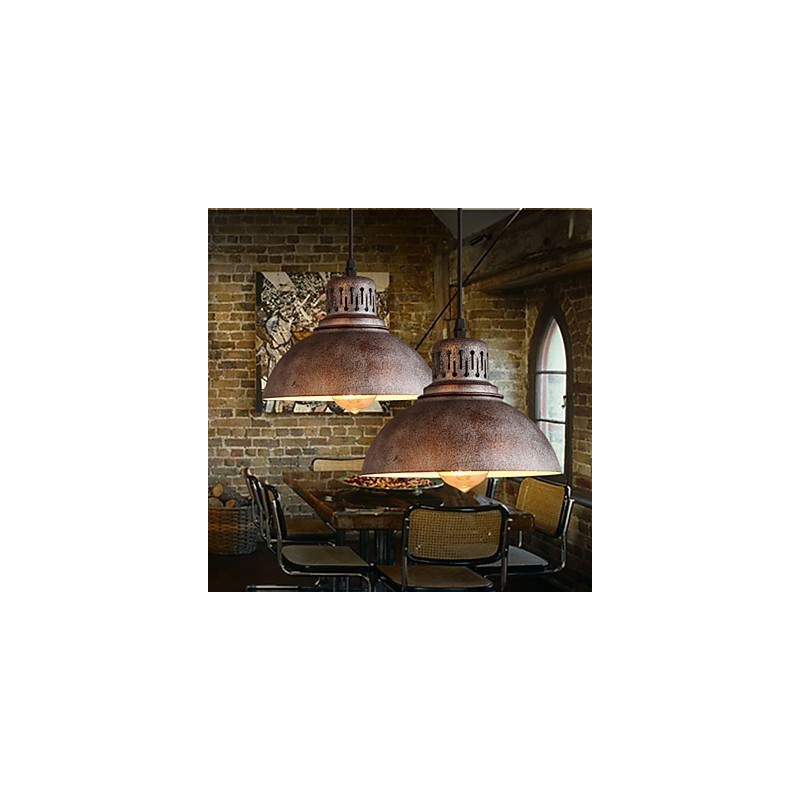 Retro mini-tyylinen maalaus metalliriippuvalaisin ulkona