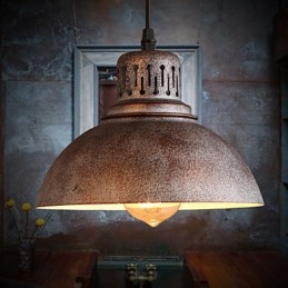 Retro mini-tyylinen maalaus metalliriippuvalaisin ulkona