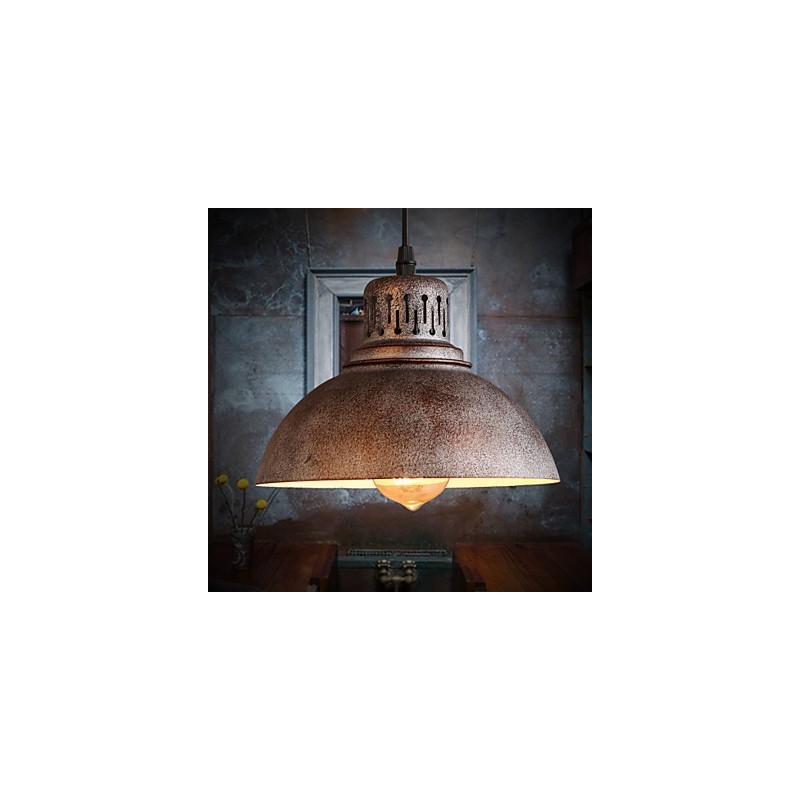 Retro mini-tyylinen maalaus metalliriippuvalaisin ulkona