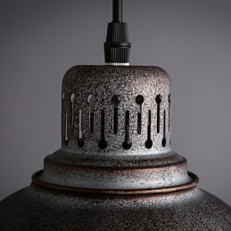Retro mini-tyylinen maalaus metalliriippuvalaisin ulkona