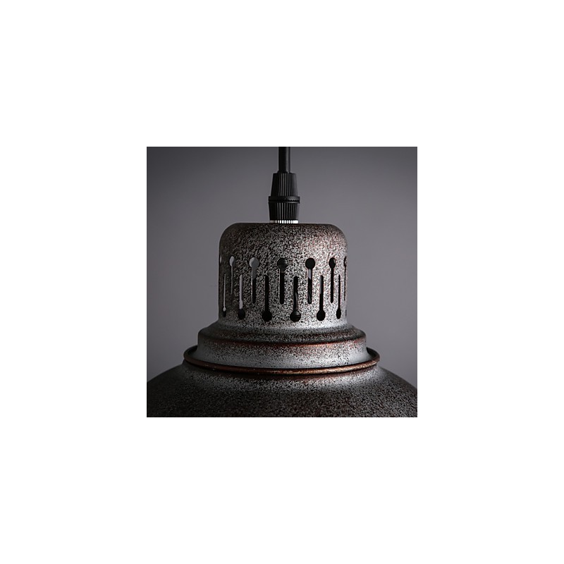 Retro mini-tyylinen maalaus metalliriippuvalaisin ulkona