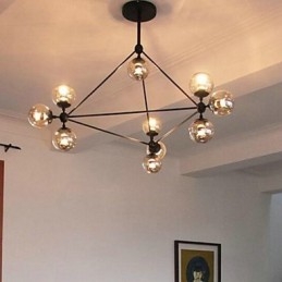 Maalaus metalliriippuvalaisin Autotalli