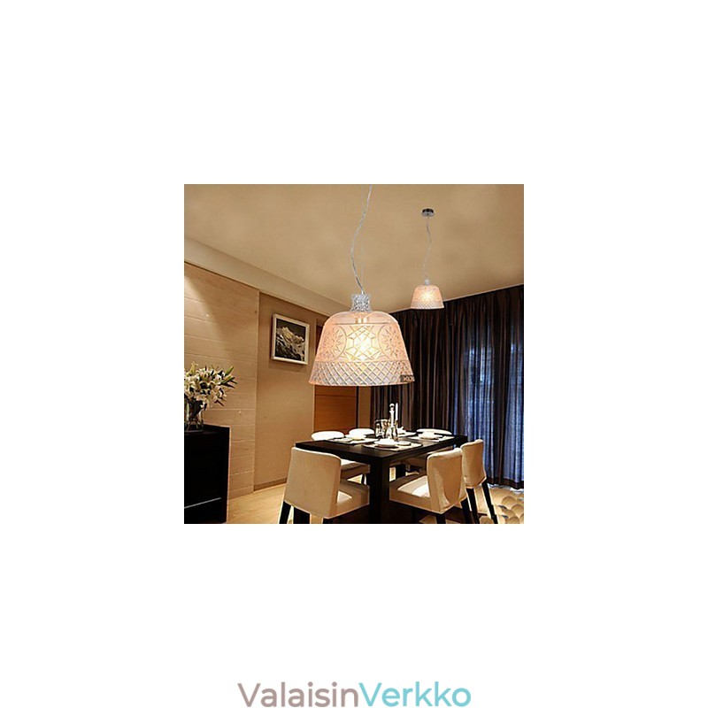Kattokruunu koristeellisella taidelasiveistämällä riipuksella