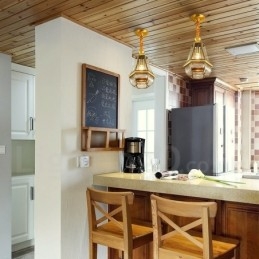 1 Kevyt Retro Rustic Luxury messinkiriippuvalaisin kattokruunu lasivarjostimella