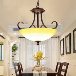 3 kevyt maalaismainen kattovalaisin lasivarjostimella