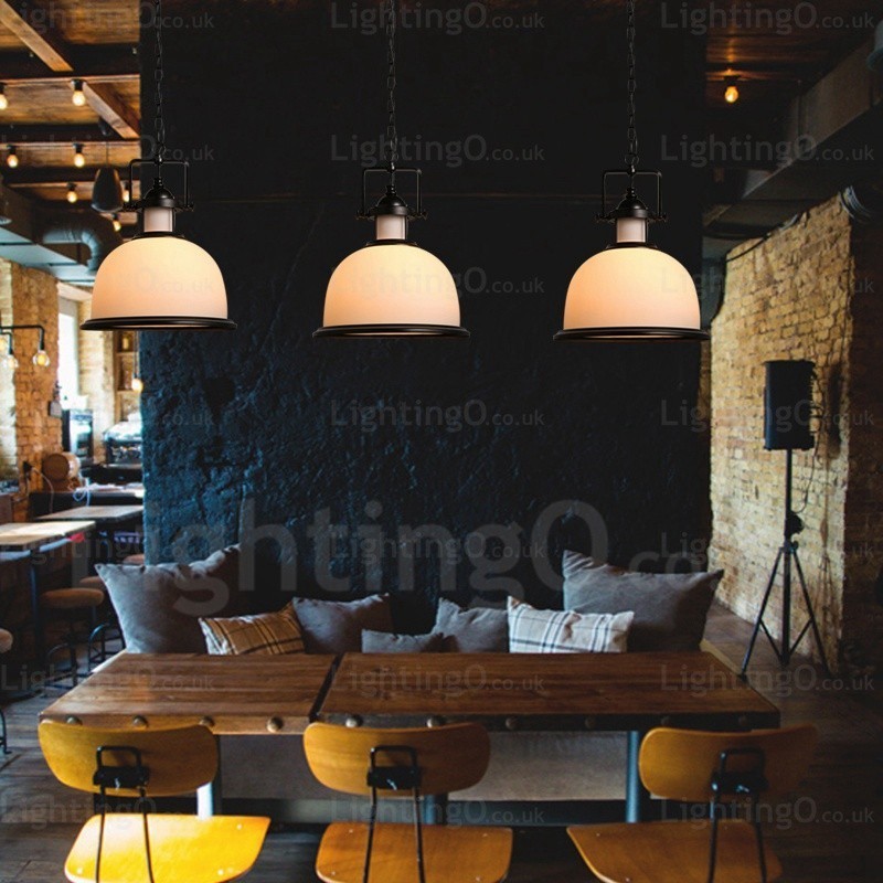 1 kevyt maalaismainen kattovalaisin lasivarjostimella