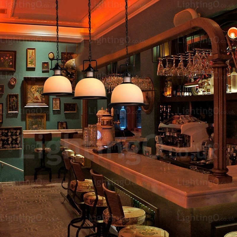 1 kevyt maalaismainen kattovalaisin lasivarjostimella