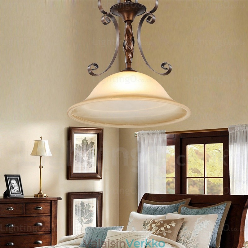 1 kevyt maalaismainen kattovalaisin lasivarjostimella