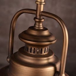 Retro-riippuvalaisin metallisella sateenvarjovarjolla vanhan tehtaan tyyliin