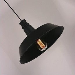 Musta moderni riippuvalaisin pyöreässä lampunvarjostimessa