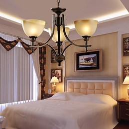 Tyylikäs kattokruunu, jossa on 3 valoa lämpimässä valossa