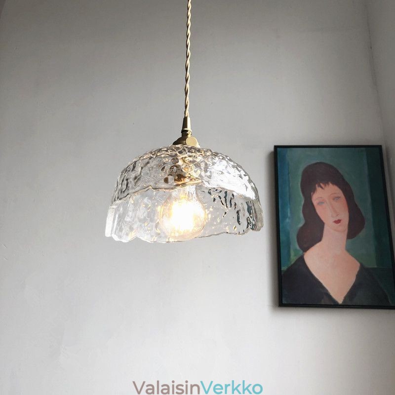 Epäsäännöllinen messinkilasiriippuvalaisin vasaralasikattovalaisin