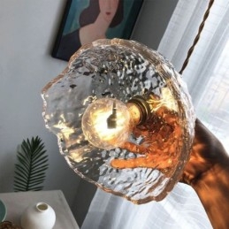 Epäsäännöllinen messinkilasiriippuvalaisin vasaralasikattovalaisin