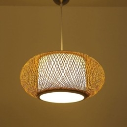 Koristeellinen bambu-riippuvalaisin visuaalista mukavuutta