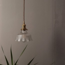 Kupu, suuri kirkas uurrettu lasiriippuvalaisin messingisellä pidikkeellä