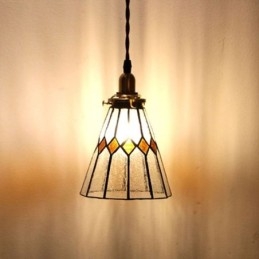 Maalaistyylinen kattovalo Riippuvalaisin lasimaalauksille