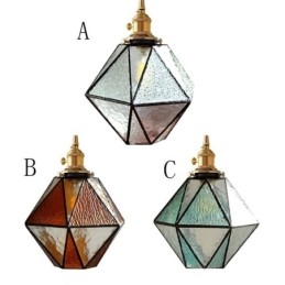 Geometrinen värillinen lasi maalaistalon riippuvalaisin