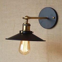 Retro-minimalistinen teollisuustyylinen huvila kirkon edessä sateenvarjo musta mekko koristeltu seinä