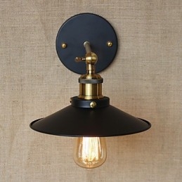 Retro-minimalistinen teollisuustyylinen huvila kirkon edessä sateenvarjo musta mekko koristeltu seinä
