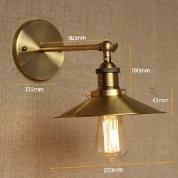 Minimalistinen teollinen huvila retrokupariset koristesateenvarjot kirkon käytävän seinän edessä