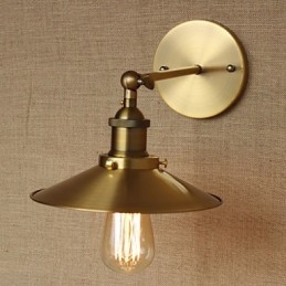 Minimalistinen teollinen huvila retrokupariset koristesateenvarjot kirkon käytävän seinän edessä