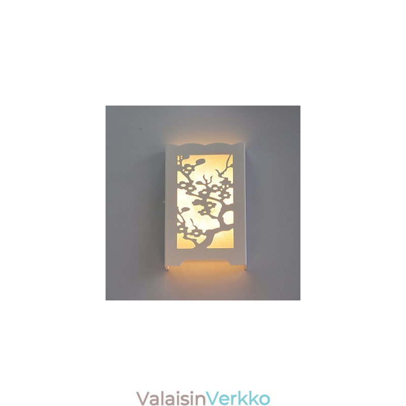 Valkoinen luumukukka-seinävalaisin, jossa on veistokavoimia tai malleja puutyövaloissa