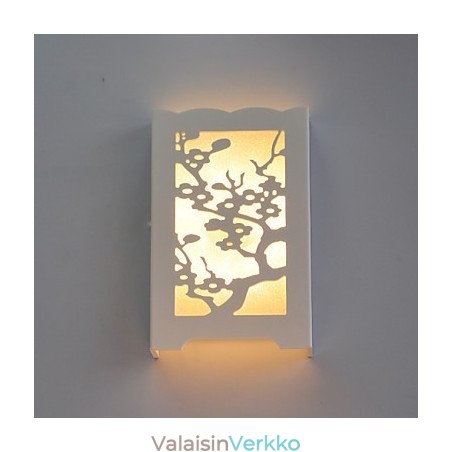 Valkoinen luumukukka-seinävalaisin, jossa on veistokavoimia tai malleja puutyövaloissa Valkoinen luumukukka-seinävalaisin, jossa on veistokavoimia tai malleja puutyövaloissa