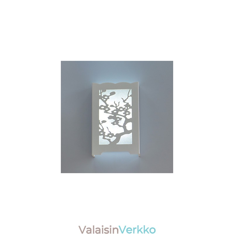 Valkoinen luumukukka-seinävalaisin, jossa on veistokavoimia tai malleja puutyövaloissa