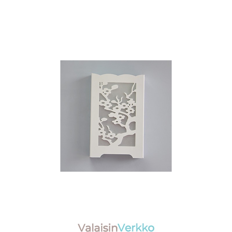 Valkoinen luumukukka-seinävalaisin, jossa on veistokavoimia tai malleja puutyövaloissa