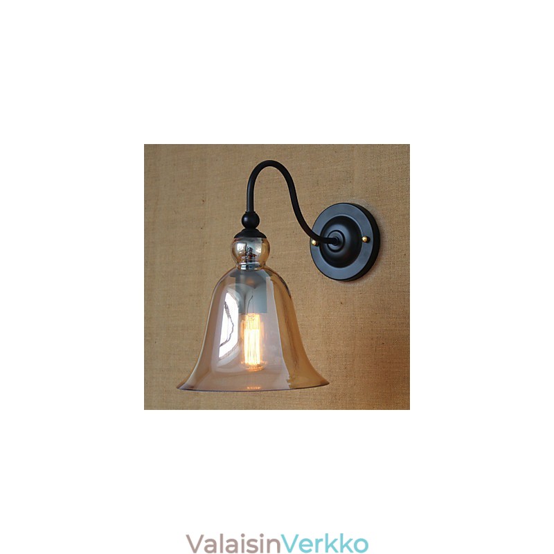 Amerikkalaisen maaseudun minimalistinen olohuone, käytävällä koristeltu lasiseinävalaisin