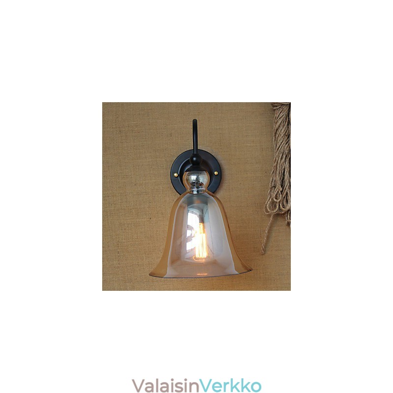 Amerikkalaisen maaseudun minimalistinen olohuone, käytävällä koristeltu lasiseinävalaisin