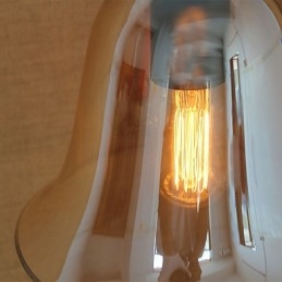 Amerikkalaisen maaseudun minimalistinen olohuone, käytävällä koristeltu lasiseinävalaisin