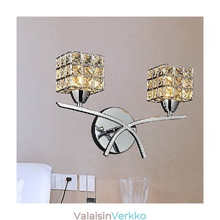 Moderni kristalliseinävalaisin kahdessa valossa