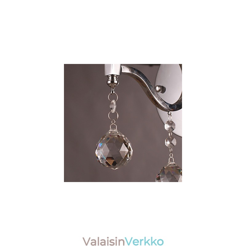 Hopeanhohtoinen kristalliseinävalaisin 1 valolla