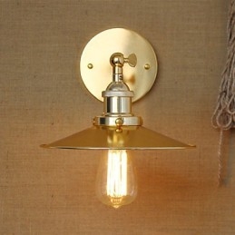 Minimalistinen teollisuustyylinen huvila Nostalginen kultainen sateenvarjo kirkon käytävän koristellun seinän edessä