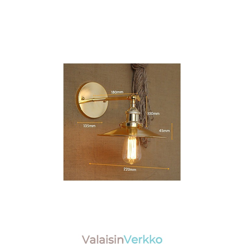 Minimalistinen teollisuustyylinen huvila Nostalginen kultainen sateenvarjo kirkon käytävän koristellun seinän edessä