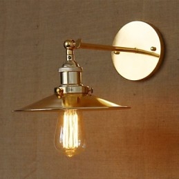Minimalistinen teollisuustyylinen huvila Nostalginen kultainen sateenvarjo kirkon käytävän koristellun seinän edessä