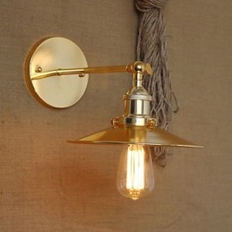 Minimalistinen teollisuustyylinen huvila Nostalginen kultainen sateenvarjo kirkon käytävän koristellun seinän edessä
