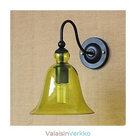 Tilattu olohuoneen lasikäytävä koristaa seinävalaisimen