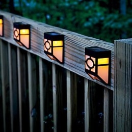 Lämmin keltainen aurinkoenergialla toimiva seinäteline 2 lyhtyvalaisin