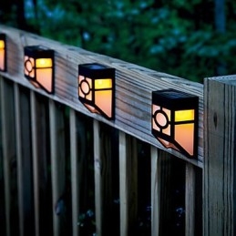 Lämmin keltainen aurinkoenergialla toimiva seinäteline 2 lyhtyvalaisin