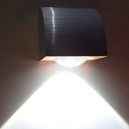 Minityyliset seinävalaisimet modernia nykymetallia