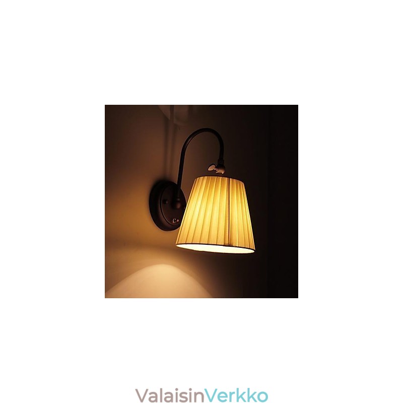 Rautainen seinävalaisin kangasvarjostimella 1 valossa