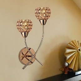 Kristallikultainen seinävalaisin 2 valossa