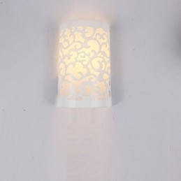 Metallinen moderni nykyaikainen uppoasennettava ja kattoon tarkoitettu hugger-valo, jossa on seinävalaisimet