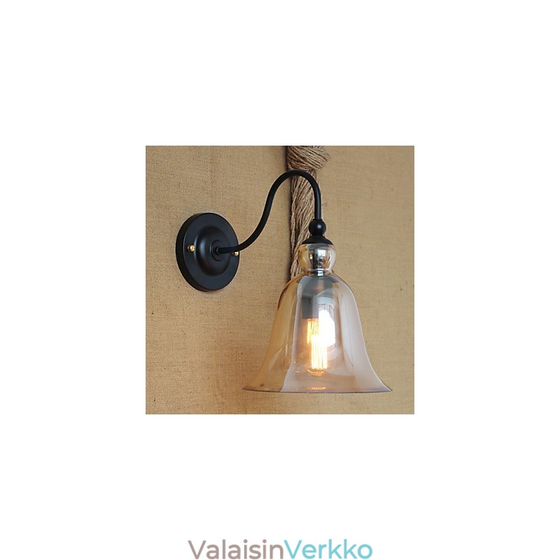 Amerikkalaisen maaseudun minimalistinen olohuone, käytävällä koristeltu lasiseinävalaisin