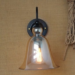 Amerikkalaisen maaseudun minimalistinen olohuone, käytävällä koristeltu lasiseinävalaisin