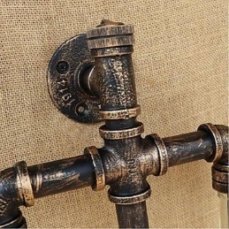 Amerikkalainen teemaravintola baarisilitysrauta kytkimellä vesiputki viinipullon seinälamppu läpinäkyvä