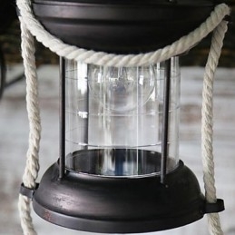 Vintage-muissa on alasvalaisimet seinävalaisimet