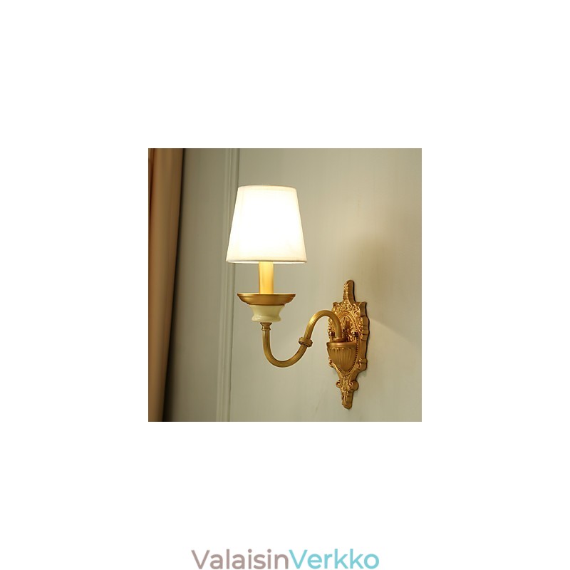 Yksinkertainen maalaisperinteinen klassinen messinkiominaisuus minityylisille uplight-seinävalaisimille